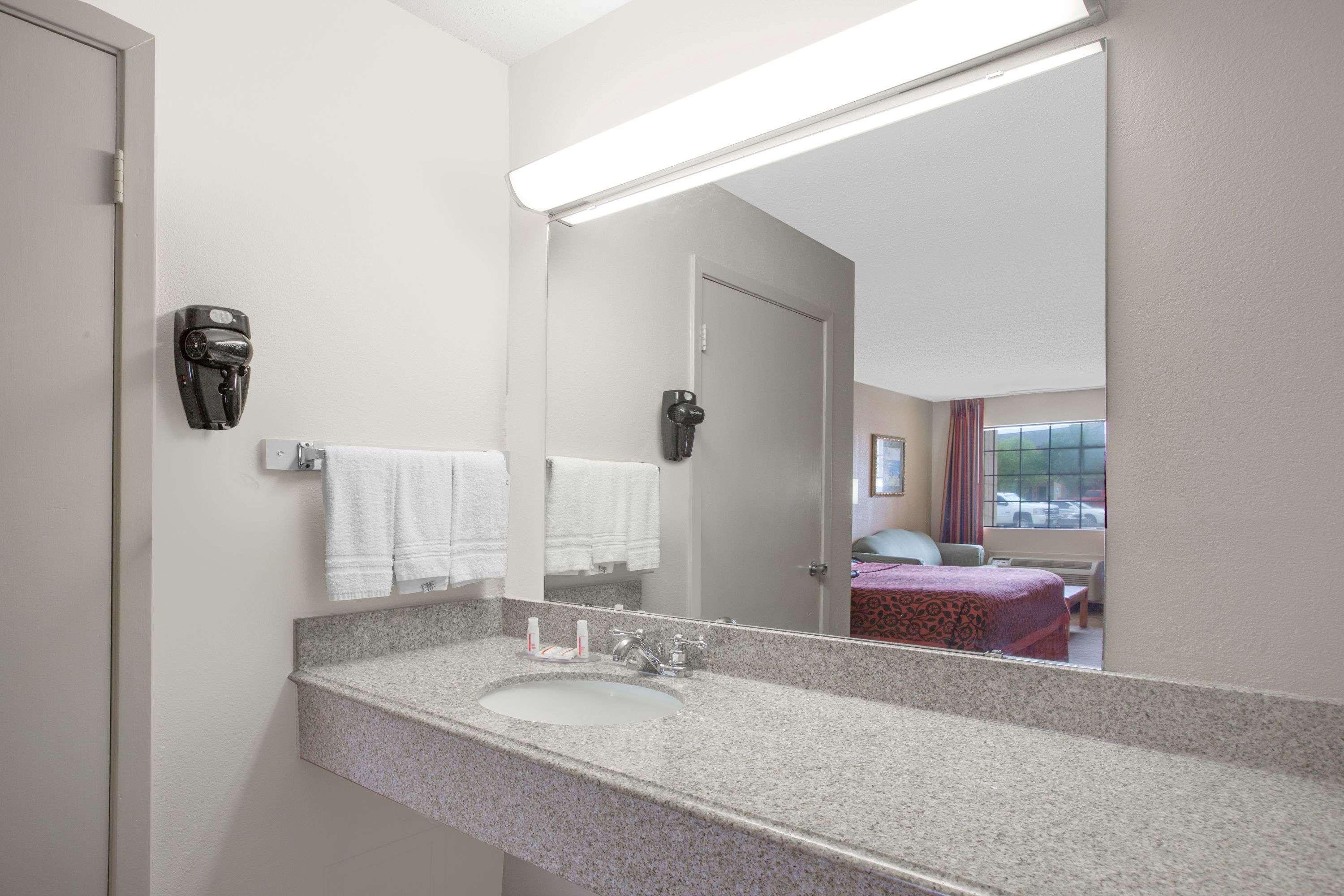 Days Inn By Wyndham Ruston La Zewnętrze zdjęcie